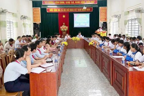 Đại biểu HĐND xã Ia Phí đối thoại với trẻ em