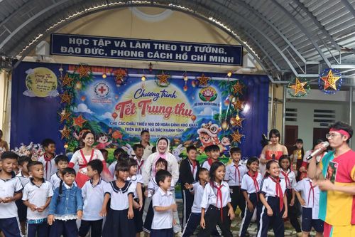Tặng 300 suất quà Trung thu cho thiếu nhi xã Bắc Khánh Vĩnh