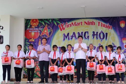Nhiều phần quà đến với học sinh xã Phước Hà dịp Tết Trung thu