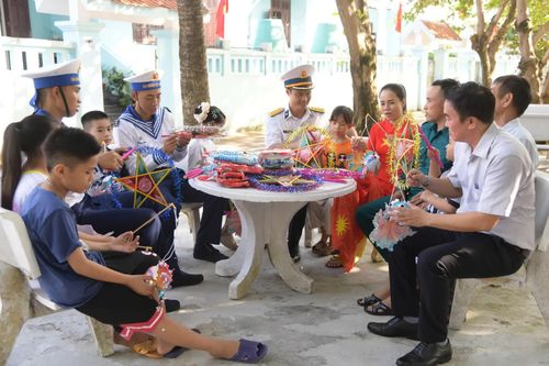 Chăm lo Tết Trung thu cho thiếu nhi ở đặc khu Trường Sa