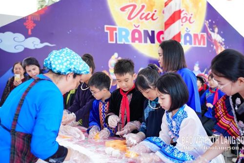 Sôi nổi các hoạt động tại hội Háng Pỉnh năm 2026