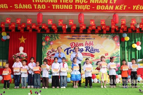 Đồng chí Phó Chủ tịch Thường trực HĐND tỉnh tặng quà Tết Trung thu tại Trường Tiểu học Nhân Lý