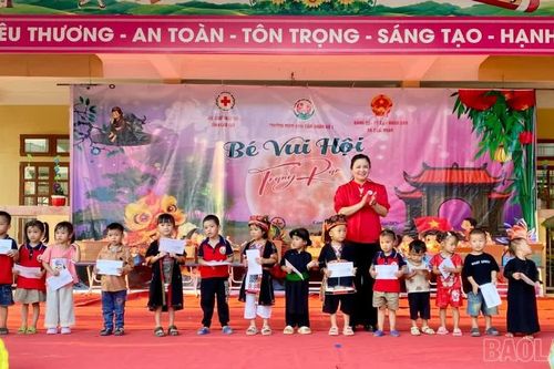 Chăm lo Tết Trung thu cho trẻ em tại Cảm Nhân và Bắc Hà