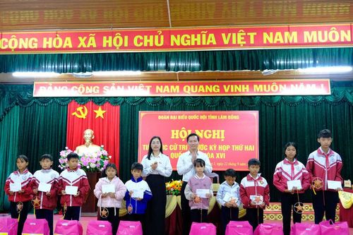 Đoàn ĐBQH tỉnh Lâm Đồng tặng quà Tết Trung thu cho trẻ em Đam Rông 1