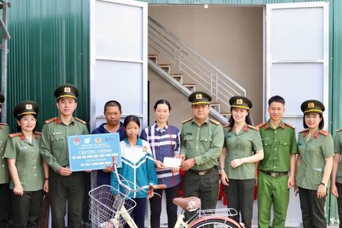 Công an Lâm Đồng trao 30 suất học bổng cho học sinh khó khăn