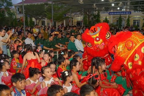 Tết Trung Thu ấm áp của trẻ em vùng biên giới, hải đảo
