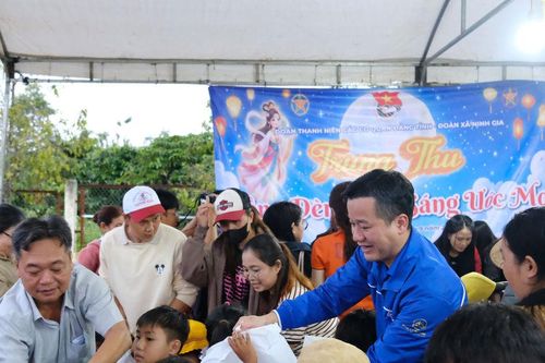 Đoàn thanh niên Các cơ quan Đảng tỉnh Lâm Đồng mang Tết Trung thu đến với thiếu nhi Ninh Gia