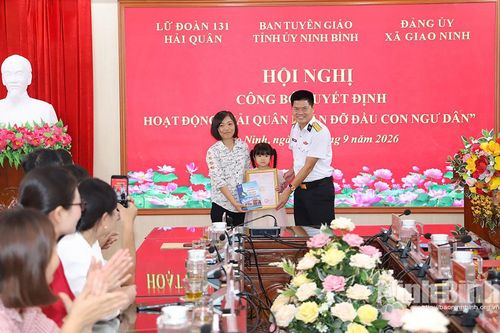 Lữ đoàn 131 Hải quân nhận đỡ đầu con ngư dân có hoàn cảnh khó khăn