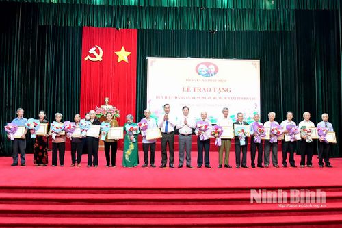 Đảng ủy xã Phát Diệm trao tặng Huy hiệu Đảng và quán triệt một số Nghị quyết, Chỉ thị của Bộ Chính trị