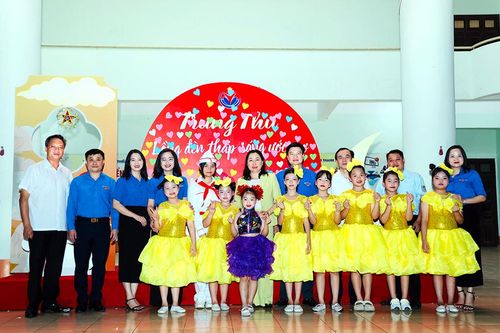 Đồng chí Phó Bí thư Tỉnh ủy, Chủ tịch Ủy ban MTTQ Việt Nam tỉnh Đinh Thị Lụa dự chương trình “Trung thu cho em - Lồng đèn thắp sáng ước mơ” năm 2026