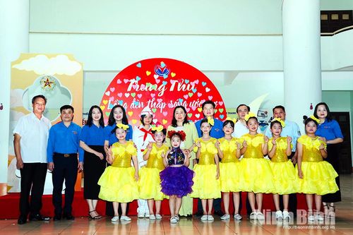 Đồng chí Phó Bí thư Tỉnh ủy, Chủ tịch Ủy ban MTTQ Việt Nam tỉnh Đinh Thị Lụa dự chương trình “Trung thu cho em - Lồng đèn thắp sáng ước mơ” năm 2026