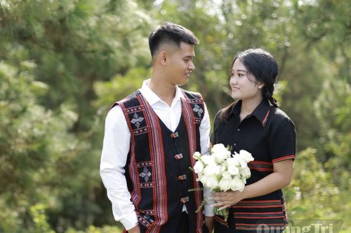 Kârhot Môngq Răng-Tục đẹp của người Pa Kô
