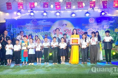 Biên cương ấm tình quân dân