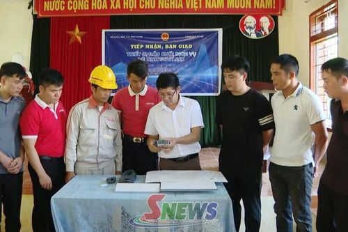 Bàn giao thiết bị kết nối internet đến vùng khó khăn