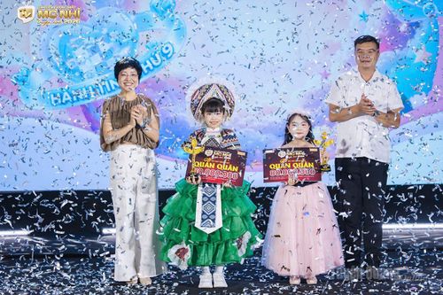 Cô bé kể chuyện quê hương bằng tiếng Anh