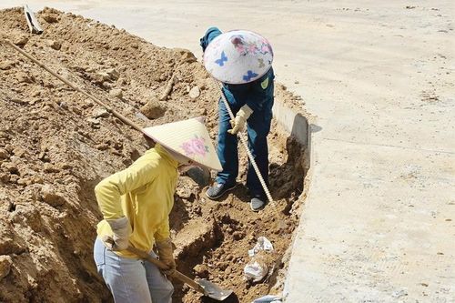 Người dân vùng sạt lở mong sớm an cư