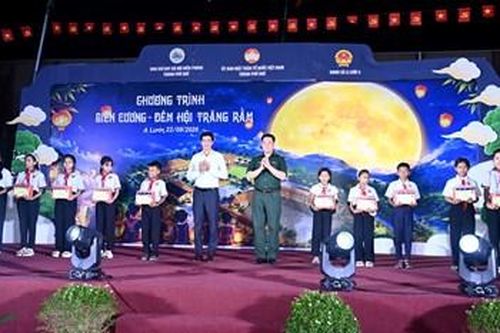 Ấm áp 'Biên cương - Đêm hội Trăng rằm'