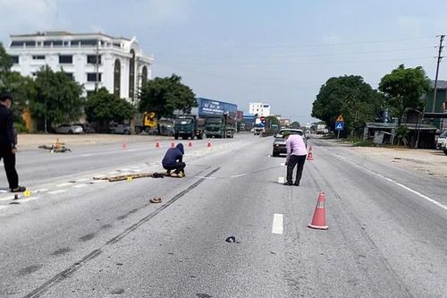 Đạp xe vác thang dài băng qua QL1, người đàn ông bị ô tô tông nguy kịch