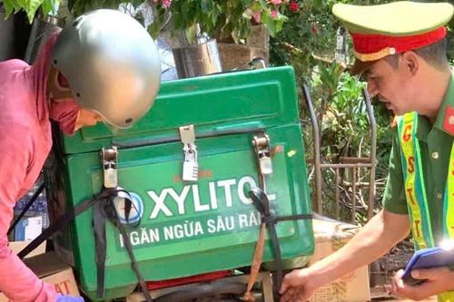 Công an xã tuyên truyền quy định an toàn giao thông cho chủ xe, người giao hàng ở Lâm Đồng