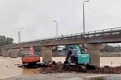 Dự báo lũ về sớm, Khánh Hòa khẩn trương tháo dỡ đập ngăn mặn tạm trên sông Cái Nha Trang