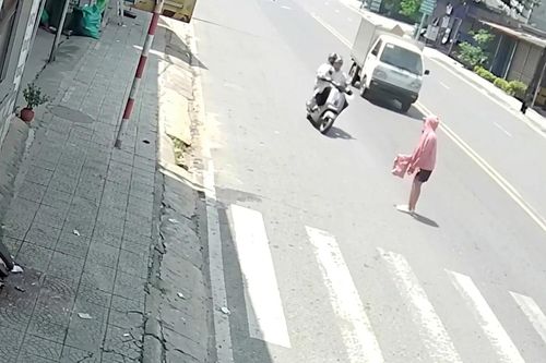 Khoảnh khắc xe máy lao nhanh, tông văng người đi bộ qua đường
