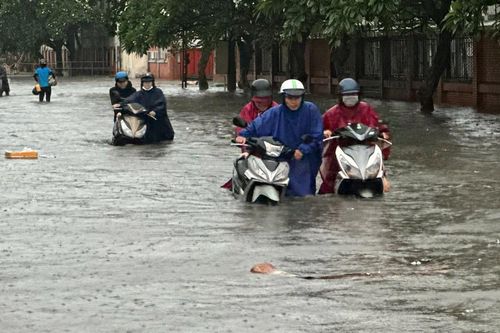 Đồng Nai: Mưa lớn từ chiều đến tối, người dân bì bõm lội nước về nhà