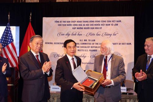 Tổng Bí thư, Chủ tịch nước Tô Lâm chứng kiến lễ trao tặng kỷ vật "Hồ sơ chứng tích chiến tranh" 2026 tại Hoa Kỳ