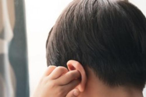 Bé trai 7 tuổi suýt điếc vĩnh viễn vì triệu chứng sốt, ngạt mũi
