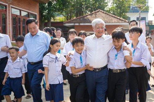 Phó Chủ tịch Thường trực Quốc hội Đỗ Văn Chiến thăm và chúc Tết Trung thu tại Trung tâm Bảo trợ trẻ em Nghệ An