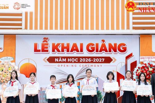 Phú Xuân trao học bổng 320 triệu đồng cho 15 học sinh có thành tích đầu vào xuất sắc