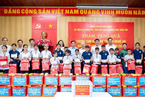 Phó Chủ tịch Thường trực Quốc hội Đỗ Văn Chiến trao quà Trung thu tặng thiếu nhi tại Nghệ An