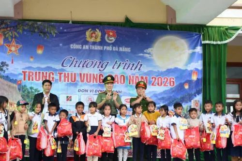 Mang Trung thu yêu thương đến với trẻ mồ côi, học sinh vùng biên giới, miền núi