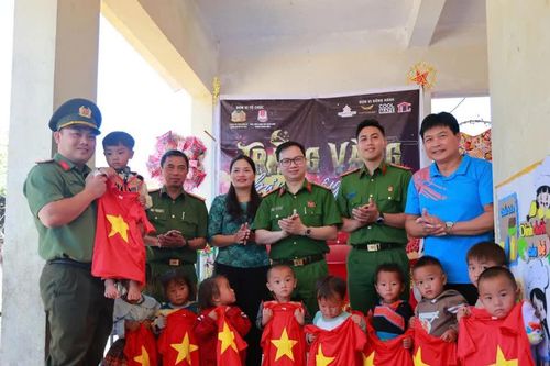 Học viện CSND mang Trung thu yêu thương về với trẻ em Tây Bắc