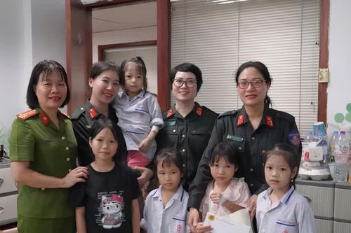 Bộ Tư lệnh Cảnh sát cơ động sẻ chia yêu thương với bệnh nhi ung thư