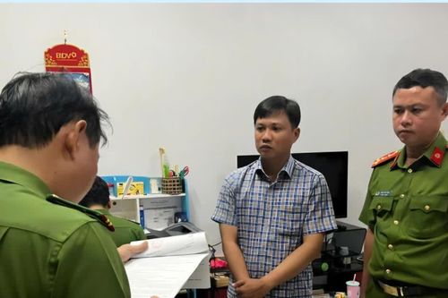 Bắt tạm giam đăng kiểm viên nhận hối lộ