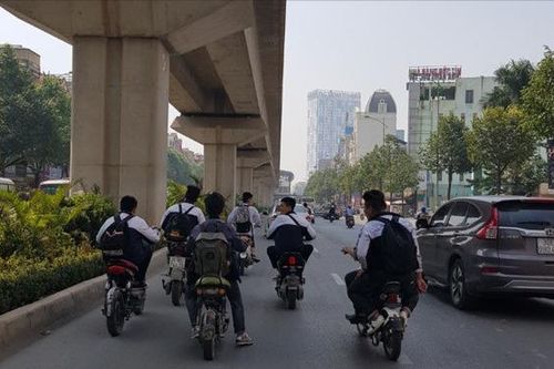 Nhiều học sinh vi phạm không đội mũ bảo hiểm