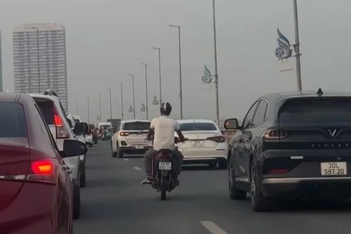 Nhiều xe máy đi vào làn ô tô trên cầu Nhật Tân