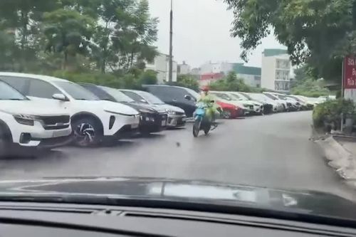 Nguy cơ mất ATGT từ những bãi xe không phép