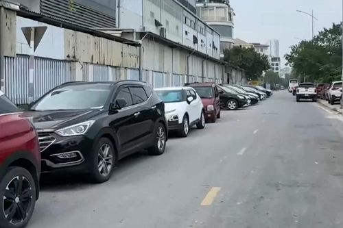 Đỗ xe tràn lan tại ngõ 1A phố Nguyễn Cơ Thạch