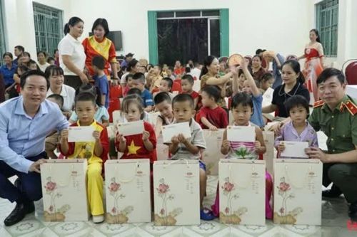 Chủ tịch UBND tỉnh Lê Hải Hòa tham dự 'Vui Tết Trung thu' tại Cơ sở Giáo dục trẻ khuyết tật tỉnh
