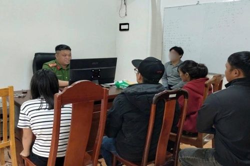 Tìm thấy 2 bé gái 14 tuổi chuẩn bị lên xe khách đi tìm 'việc nhẹ, lương cao' theo lời dụ dỗ trên mạng