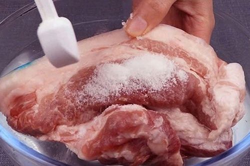 Thịt lợn đông cứng như gạch: Thêm thứ này vào thịt rã đông ngay, mềm tươi như mới
