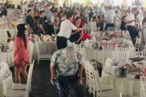 Nước ngập sâu sau 6 giờ mưa lớn, thế nhưng cảnh tượng bên trong đám cưới đặc biệt này lại khiến nhiều người xúc động