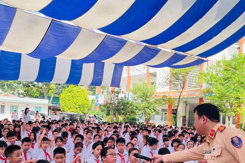 Hơn 6.000 giáo viên, học sinh tham gia 'lớp học giao thông