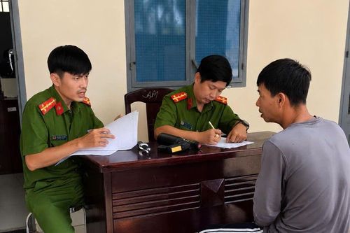 Người dân chủ động giao nộp vũ khí, vật liệu nổ, công cụ hỗ trợ