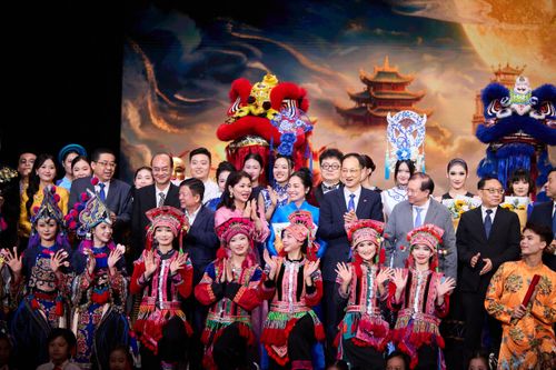 Toàn cảnh chương trình' Chung một vầng trăng', thắm tình láng giềng Việt - Trung