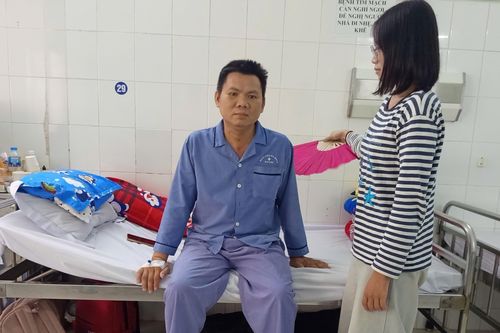 Mẹ già ngày nào cũng ngóng con út, không hay con đang nợ viện phí 200 triệu