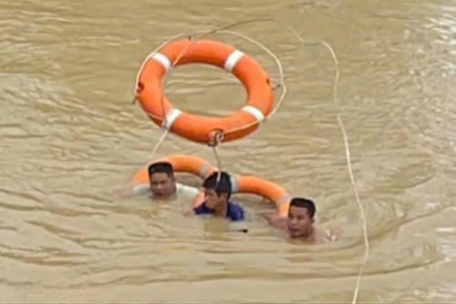Ghe lật giữa sông ở Đắk Lắk, thiếu niên 14 tuổi bám bụi tre chờ ứng cứu