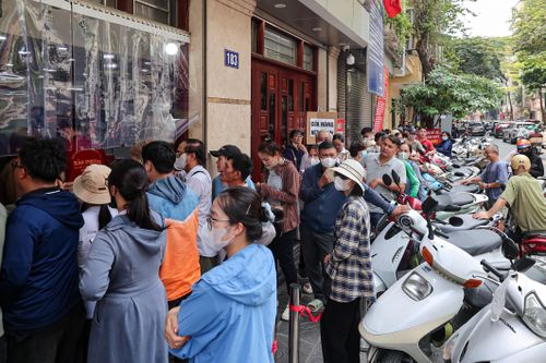 Đi hàng chục km, xếp hàng 3 tiếng chờ mua bánh trung thu truyền thống ở Hà Nội