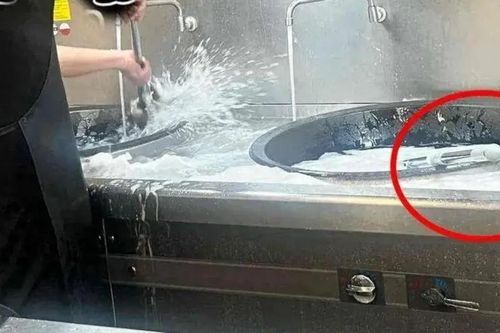 Scandal trường mầm non dùng chảo nấu để cọ nắp cống gây kinh hãi ở Trung Quốc